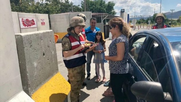 Askerlerden vatandaşlara kayısı ve kiraz ikramı