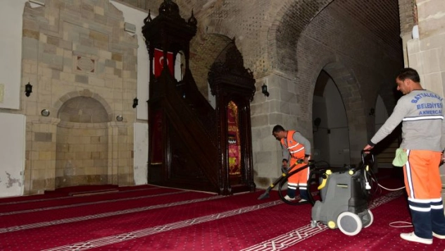Battalgazi Belediyesinden cami temizliği