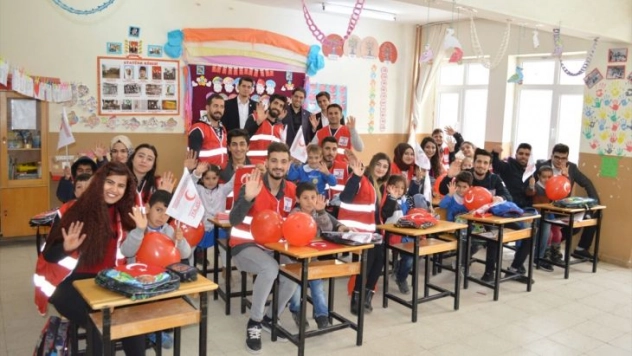 Genç Kızılay üyelerinden köy okuluna yardım