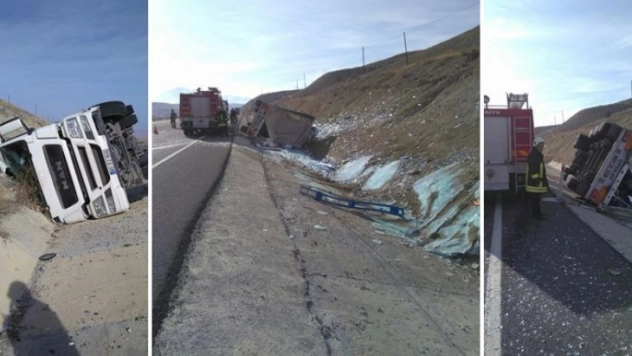 Malatya'da cam yüklü tır devrildi