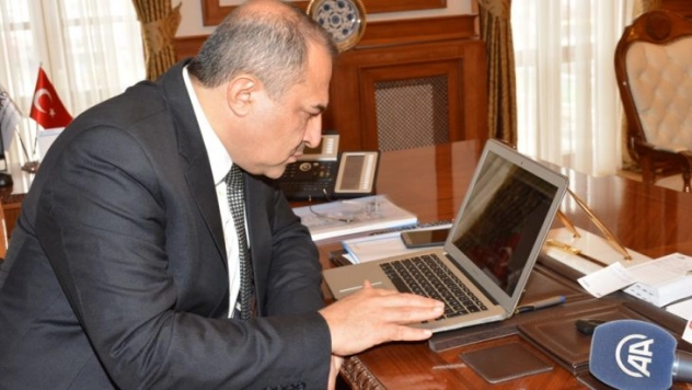 Valisi Kaban, 3 fotoğraf için oy kullandı