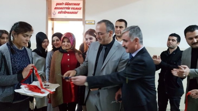 Şehit Necmettin öğretmenin adı kütüphanede yaşayacak