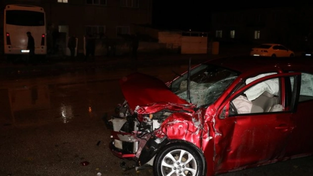 Erzincan'da otobüs ile otomobil çarpıştı: 4 yaralı