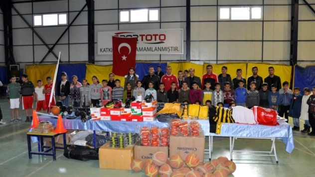 Çukurca Belediyesinden Basketbol Okuluna destek