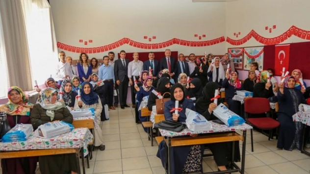 32 Kadın Kursiyere 'Okur-Yazarlık' Belgesi Verildi