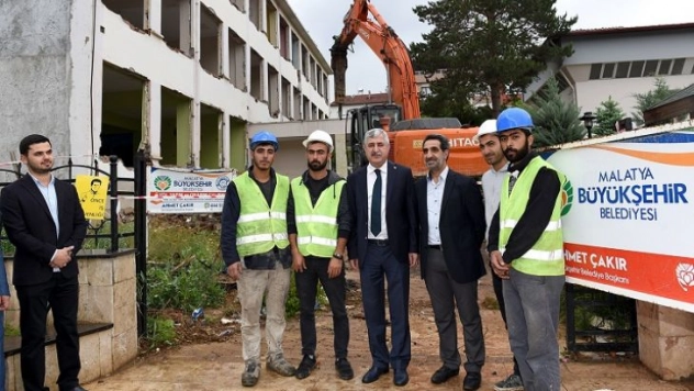 Kütüphane binasının yıkımına başlandı