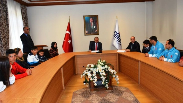 Vali Kaban sporcuları ödüllendirdi