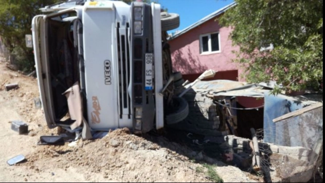 Mazot yüklü tanker devrildi: 1 yaralı