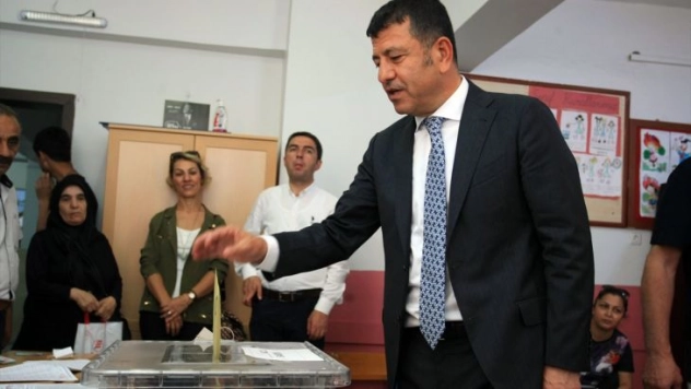 CHP Genel Başkan Yardımcısı Ağbaba, oyunu kullandı