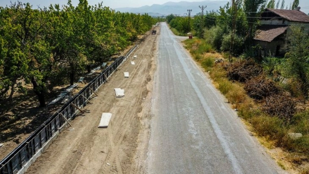Yol genişletme çalışması Devam Ediyor