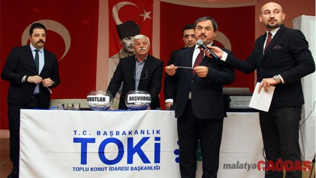 Darende'de TOKİ konutları için kura çekildi