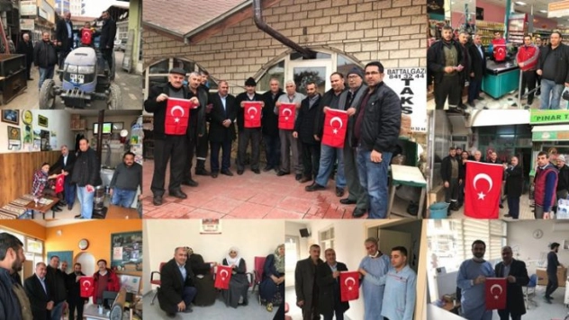 Başkan Adayı  Esnaflara Bayrak Dağıttı