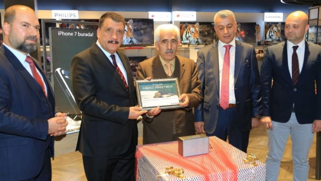 Şampiyon Arçelik'ten emekli öğretmene ödül