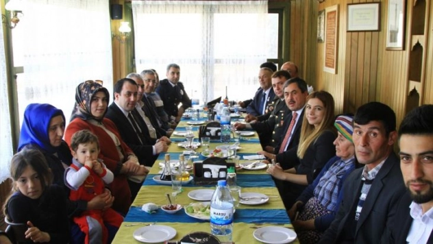 Darende'de şehit aileleri ve gazilere yemek verildi