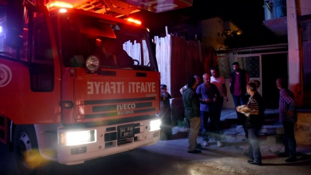 Çocuklarını rehin alan babayı polis ikna etti