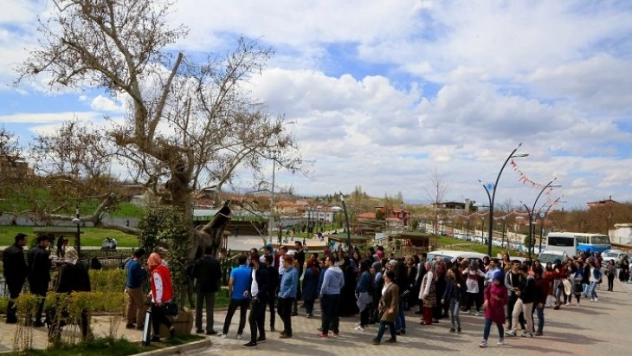 Vatandaşlar, Haftasonu Tatilinde Tarihi Mekanlara Akın Etti