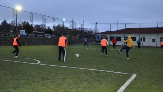 Arguvan Kaymakamı Emeç geçlerle maç yaptı