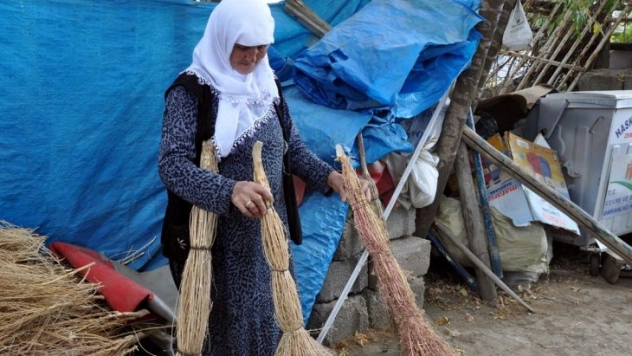 Süpürge satarak evini geçindiriyor