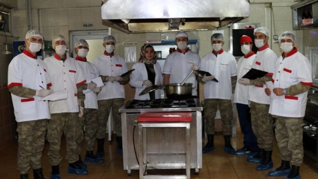 Vatani görevlerini yaparken aşçılığı da öğreniyorlar