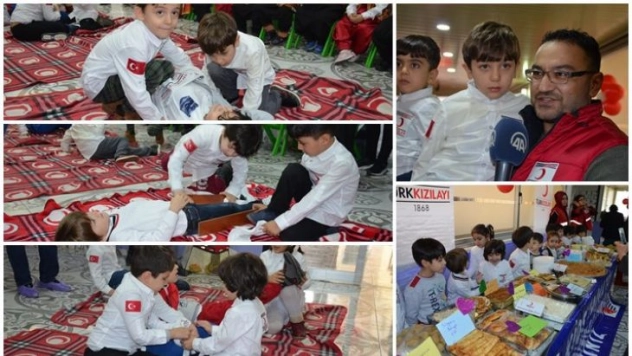 Minik öğrencilerden Türk Kızılayı yararına kermes