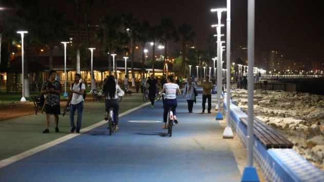 Mersinliler Yeni Sahil Bandında Yaz Akşamlarının Keyfini Çıkarıyor