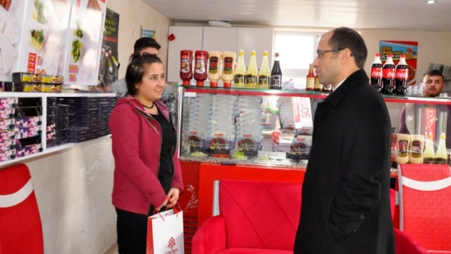 Kaymakam Ayca, vatandaşlara takvim dağıttı