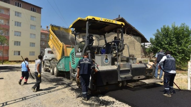 Yarımcahan Mahallesi'nin Yolları Sıcak Asfalt Yapılıyor