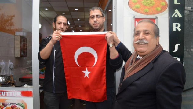 Lokantacılar Odası üyelerine bayrak dağıtıldı