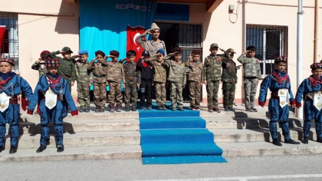 ilkokul öğrencileri, düzenledikleri etkinlikle şehitleri andı