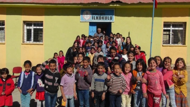 Yüksekova'da polislerden öğrencilere ziyaret