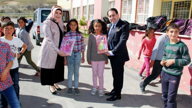 Kaymakam Zengice, öğrencilere hediye verdi
