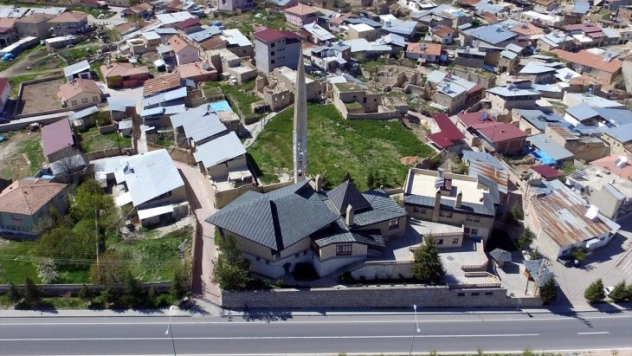 Beşgen cami mimarisiyle dikkati çekiyor