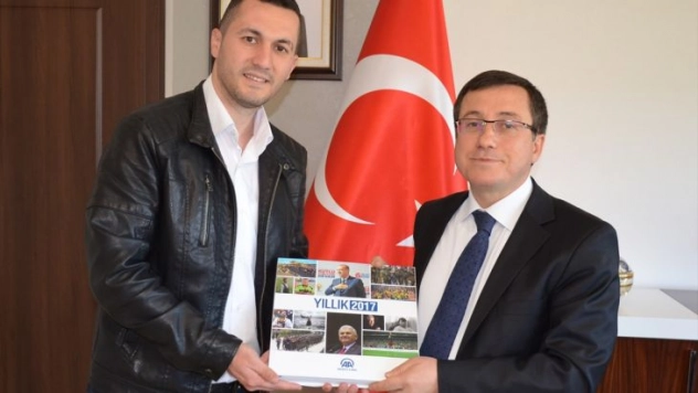 Rektör Prof. Dr. Kızılay'a AA 2017 yıllığı