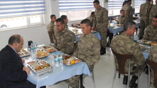 Vali Ustaoğlu, Mehmetçiği ziyaret etti