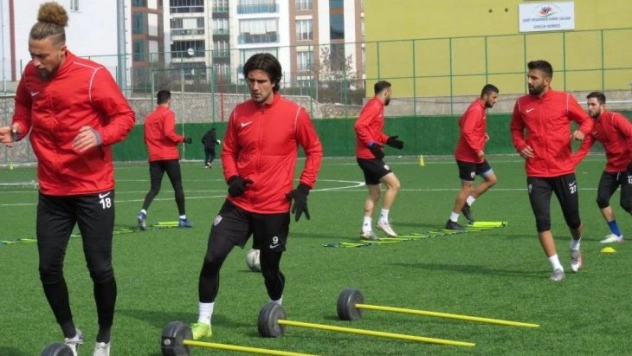 Elazığ Karakoçan FK, topbaşı yapıyor