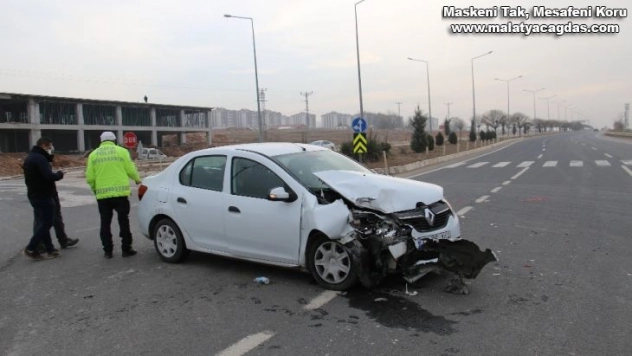 Elazığ otomobil ile transit çarpıştı: 3 yaralı