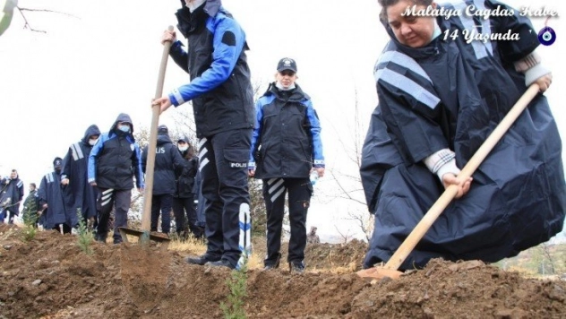 Elazığ polisi, depremlerde hayatını kaybedenlerin anısına fidan dikti