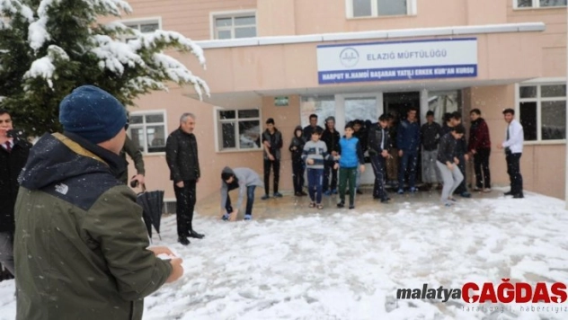 Elazığ Valisi Kaldırım, öğrencilerle kartopu oynadı