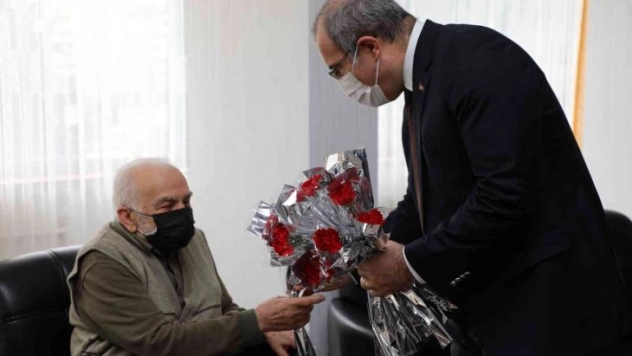 Elazığ Valisi Toraman yaşlılarla bir araya geldi