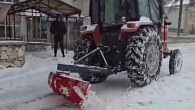 Elazığlı duyarlı vatandaşlardan karla mücadelede ekiplere destek