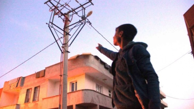 Elektrik direğindeki patlamaları spiker gibi aktaran genç, o anları anlattı
