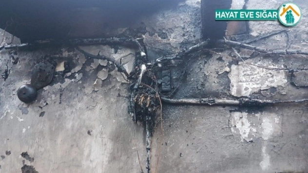 Elektrik kontağından çıkan yangın evi kül etti