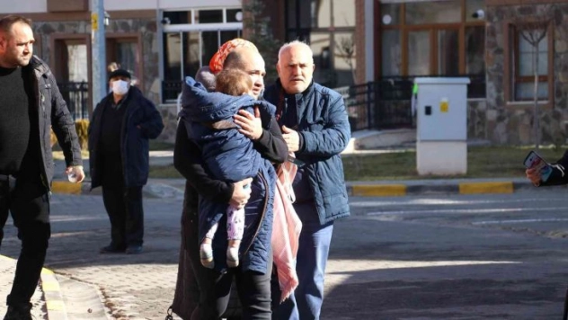 Elektrik kontağından çıkan yangında can pazarı yaşandı