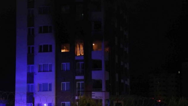 Elektrik kontağından çıkan yangın evi küle çevirdi