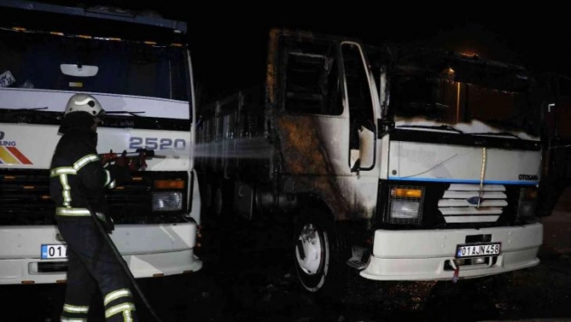 Elektrik kontağından çıkan yangında kamyon kül oldu