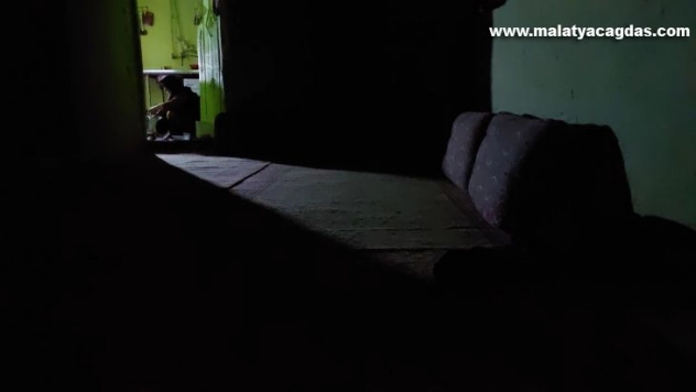 Elektriklerin 4 saat kesildiği köyde seyyar lambanın ışığında yemek yiyorlar