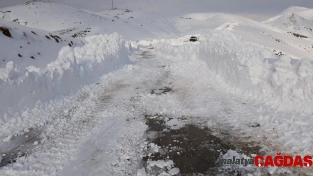 Elektriksiz kalan köylülerin imdadına özel idare ekipleri yetişti