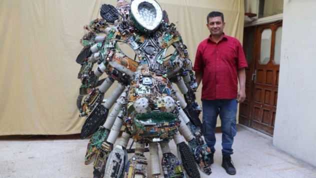 Elektronik atıklardan aslan figürlü devasa yüzük