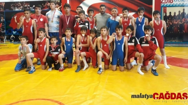 Eleşkirtli güreşçiler mindere damga vurdu