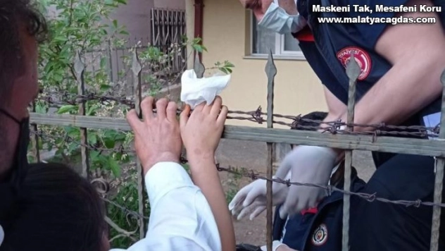 Eline saplanan korkulu demiriyle hastaneye kaldırıldı